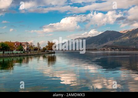 Vista sul lago di Pamvotis e sul lungomare della città di Ioannina in un soleggiato pomeriggio invernale. Foto Stock