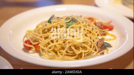 Piatto di pasta italiana, deliziosi spaghetti Carbonara con ingredienti di spaghetti, pancetta, aglio, parmigiano e uova. Gastronomia, Cucina, Delica Foto Stock