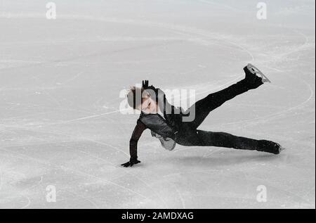 Losanna, Svizzera. 12th Gen 2020. Daniil Samsonov di Russia cade durante il singolare maschile Pattinaggio gratuito di pattinaggio di figura evento al 3rd Winter Youth Olympic Games di Losanna, Svizzera, 12 gennaio 2020. Credit: Lu Yang/Xinhua/Alamy Live News Foto Stock