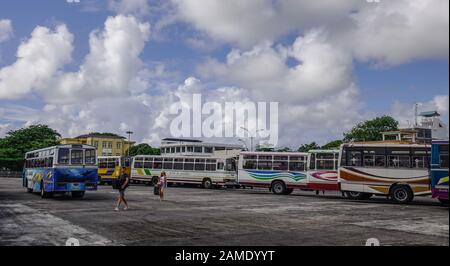 Mahebourg, Mauritius - 4 Gennaio 2017. Stazione principale degli autobus a Mahebourg, Mauritius. Mauritius è un bellissimo arcipelago nell'Africa del Sud nell'Oc Indiano Foto Stock