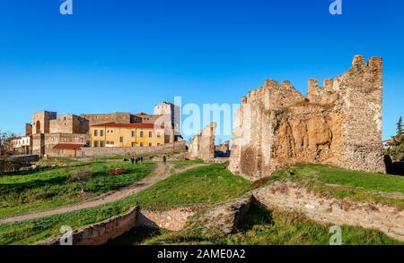 Salonicco / Grecia - 1 dicembre 2019: L'Heptapyrgion (alias Yedi Kule, una fortezza ottomana) e parte delle mura medievali della città. Foto Stock
