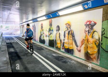 12 Gennaio 2020. Tai Wai, l'arte Di Protesta di Hong Kong in un tunnel pedonale. Foto Stock