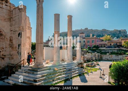 Atene / Grecia - 1 dicembre 2019: Le rovine della Biblioteca Adriana, creata dall'imperatore romano Adriano nel 132 d.C. Il quartiere storico di Plaka e. Foto Stock