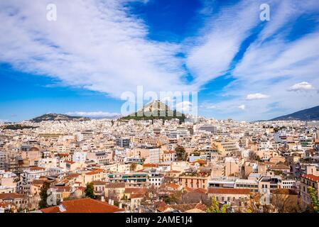 Lo skyline di Atene, in Grecia, con il Monte Licabetto. Foto scattata dal quartiere di Anafiotika, nel lato nord della collina dell'Acropoli. Foto Stock