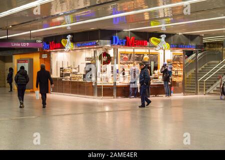 Panetteria der Mann alla stazione Schottentor, stazione universitaria, Vienna, Austria. Foto Stock