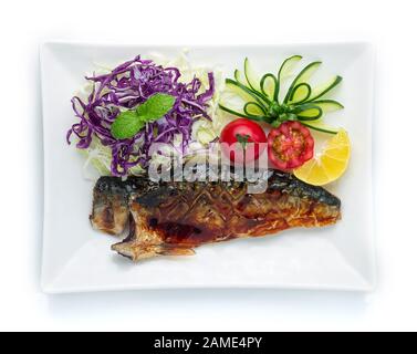 Salsa Tieriyaki alla griglia di pesce di Saba stile di cibo giapponese decorare con pomodoro intagliato, cetriolo e Cabbage Slice Buon Gustoso per Una Salutare vista dall'alto Foto Stock