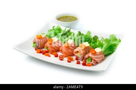 Involtini Di Salmone Al Salmone Serviti Con Salsa Di Pesce Wasabi Decorano Lo Stile Dell'Aglio Intagliato. Antipasto piatto Sano cibo o dieta Cleanfood vista laterale Foto Stock