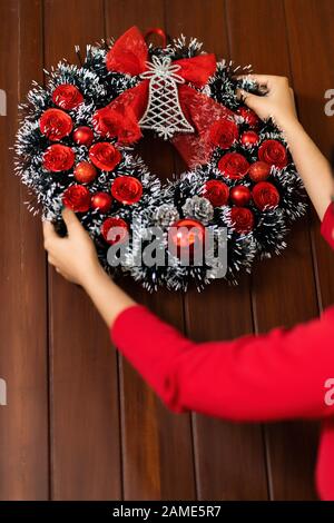 Avvento Natale corona sulla porta di legno decorazione Foto Stock