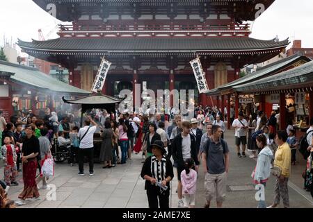 Esterno di Sensoji o il Tempio di Senso-ji nel quartiere di Asakusa di Tokyo, Giappone, Asia. La gente, e la folla dei turisti che visitano buddista vecchio edificio religioso Foto Stock