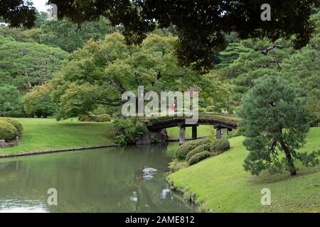 Rikugien o Rikugi-en giardino in Tokyo, Giappone, Asia. Il parco della città con alberi e il lago, giardini nella stagione estiva. Posto famoso per i turisti, bellezza naturale Foto Stock