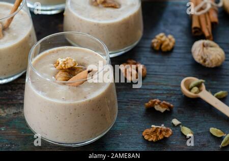 Milky fico dessert nel bicchiere su tavola di legno. Foto Stock