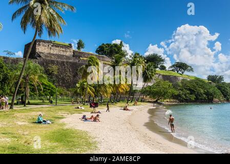 Fort-de-France, Martinica - 13 dicembre 2018: La Francaise Beach (Plage de la Francaise) si trova nel centro di Fort de France, la capitale del C. Foto Stock