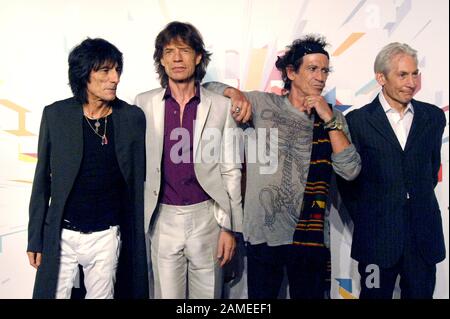 Milano Italia 10/07/2006 i Rolling Stones durante la conferenza stampa prima del concerto: Mick Jagger, Ronnie Wood, Charlie Watts, Keith Richards Foto Stock