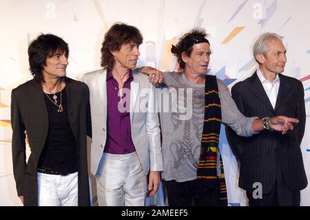 Milano Italia 10/07/2006 i Rolling Stones durante la conferenza stampa prima del concerto: Mick Jagger, Ronnie Wood, Charlie Watts, Keith Richards Foto Stock