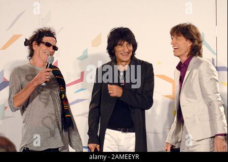 Milano Italia 10/07/2006 i Rolling Stones durante la conferenza stampa prima del concerto: Mick Jagger, Ronnie Wood, Keith Richards Foto Stock