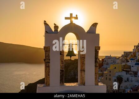 Campanile con calda luce del tramonto a Oia, Santorini, Grecia Foto Stock