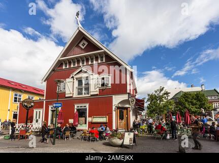 Reykjavik, Islanda - 19 settembre 2017: Le persone possono gustare un drink sulla terrazza del bar a Reykjavik, capitale dell'Islanda, in una giornata estiva soleggiata Foto Stock