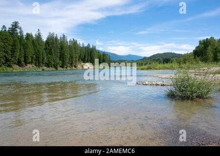 Guardando il fiume Kootenai sopra il torrente Callahan, in una calda giornata estiva, a Troy, Montana. Il fiume Kootenai è un affluente del fiume Columbia. Foto Stock