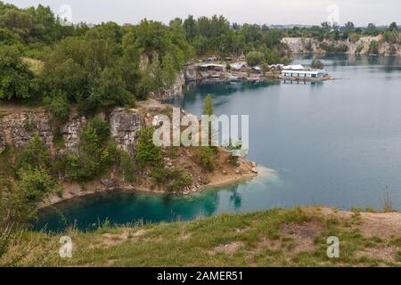 Cracovia, POLONIA - 2 MAGGIO 2018: Zakrzowek Lagoon, ex cava con acqua pulita e blu. Cracovia, Polonia. Foto Stock