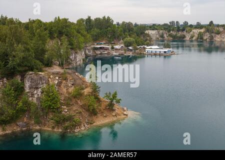 Cracovia, POLONIA - 2 MAGGIO 2018: Zakrzowek Lagoon, ex cava con acqua pulita e blu. Cracovia, Polonia. Foto Stock