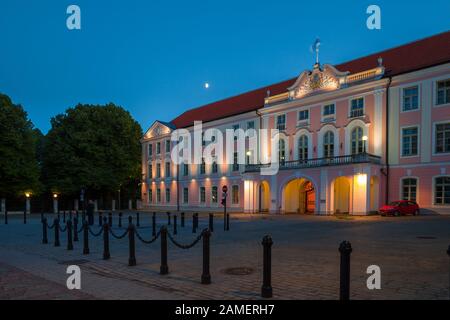 Vista notturna dell'edificio del Parlamento Estone, che è il castello di Toompea. Tallinn. Foto Stock