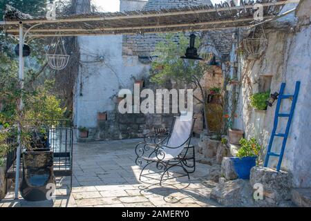 Veranda rilassante in un tradizionale vecchio country house in Puglia, Italia, Europa Foto Stock
