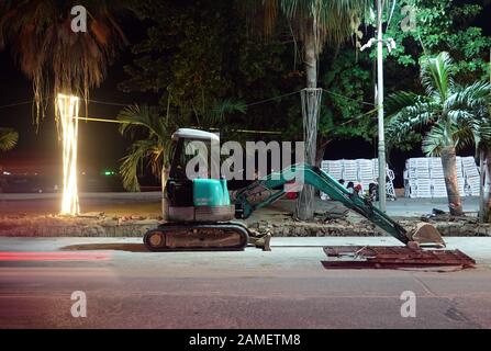 Pattaya, Thailandia - 23 dicembre 2019: Piccolo escavatore su Beach Road di notte. Foto Stock