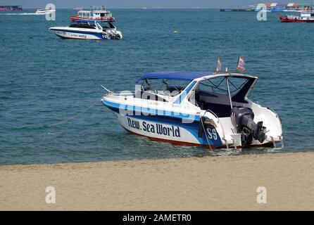 Pattaya, Tailandia - 24 Dicembre 2019: Motoscafo ormeggiato sulla spiaggia. Foto Stock