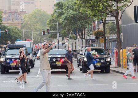 Sydney, Australia 10 gennaio 2020: Una folla stimata a oltre trentamila persone si è riunita al Municipio di Sydney e poi ha marciato attraverso la città in una calda serata di venerdì. Erano lì per sostenere e ringraziare il fuoco e i volontari di emergenza e gli equipaggi che si occupano dei massicci incendi australiani e per protestare contro l'inazione dei loro governi sul cambiamento climatico. La polizia era presente al mese di marzo, ma ha mantenuto un profilo basso e si è concentrata principalmente sulla gestione del traffico. Credito: Stephen Dwyer/Alamy News Foto Stock