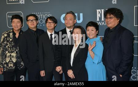 Los Angeles, Stati Uniti. 12th Gen 2020. Kang-ho Song, Jin Ha Vinto Han, Yang Jin-mo, ha-jun Lee, Kwak Sin-ae, Lee Jung-eun e Bong Joon-ho frequenta il 25th Annual Critics' Choice Awards al Barker Hangar il 12 gennaio 2020 a Santa Monica, California Credit: Tsuni/USA/Alamy Live News Foto Stock