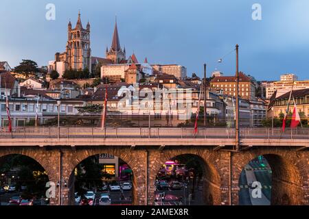 Spettacolare tramonto sul ponte Grand Pont nel cuore del quartiere storico di Losanna Flon con la cattedrale sullo sfondo della Svizzera Foto Stock