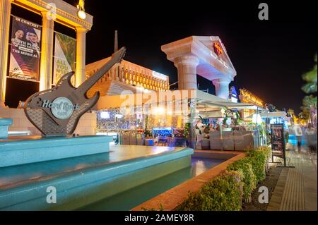 Los CRISTIANOS - TENERIFE, SPAGNA - 29 dicembre 2019: Hard Rock Cafe al Boulevard Avenida de las Americas nella famosa città di Los Cristianos sulla Can Foto Stock