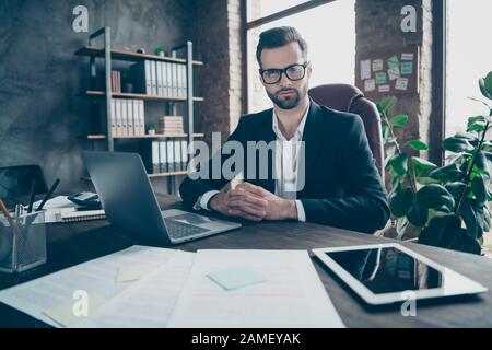 Foto di un bel ragazzo di affari messo a fuoco attentamente l'ascolto vacancy candidato porre domande intervista indossare le specifiche blazer nero camicia vestito seduta Foto Stock