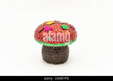 Una figura di un fungo colorato fatto da un bambino, isolato su uno sfondo bianco Foto Stock
