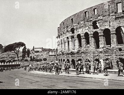 I soldati americani sono sulla strada che passa davanti al Colosseo romano dopo essere entrati a Roma, proseguendo il ritrattato Wehrmacht nazista. Roma. Italia, giugno 1944. Foto Stock
