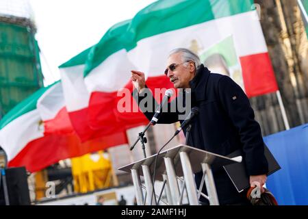 Colonia, Germania. 11th Gen 2020. Diverse centinaia di esiliati iraniani dimostrano in una veglia contro il regime di Teheran a Roncalliplatz. Koln, Gennaio 11th, 2020 | utilizzo credito mondiale: DPA/Alamy Live News Foto Stock