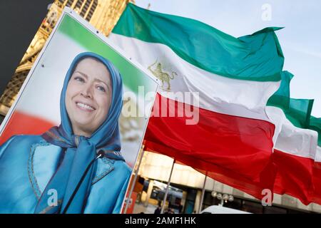 Colonia, Germania. 11th Gen 2020. Diverse centinaia di esiliati iraniani dimostrano in una veglia contro il regime di Teheran a Roncalliplatz. Koln, Gennaio 11th, 2020 | utilizzo credito mondiale: DPA/Alamy Live News Foto Stock