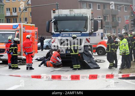 Amburgo, Germania. 13th Gen 2020. I servizi di emergenza sono in servizio in caso di incidente stradale fatale. In un incidente stradale ad Amburgo-Wandsbek, un ciclista è stato colpito da un camion della spazzatura e ferito fatalmente. Credito: Bodo Marks/Dpa/Alamy Live News Foto Stock