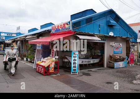 Negozio che vende frutti di mare e cibo ad Hakodate Asaichi (mercato Mattutino) ad Hakodate, Hokkaido, Giappone, Asia. Cultura giapponese e stile di vita tradizionale Foto Stock