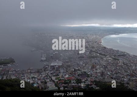 Vista di Hakodate, Hokkaido, Giappone, Asia come visto dal Monte Hakodate. Paesaggio urbano giapponese al tramonto, città asiatica con mare e oceano al tramonto Foto Stock