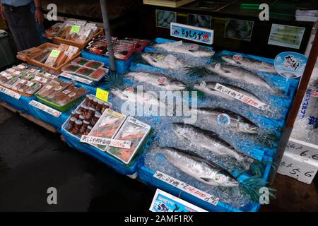 Frutti di mare in vendita in negozio ad Hakodate Asaichi (Mercato Mattutino) ad Hakodate, Hokkaido, Giappone, Asia che vendono cibo. Cultura giapponese e lifes tradizionali Foto Stock