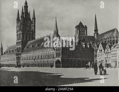 Le Strutture In Tessuto al Grote Markt, la piazza centrale della città. Ypres, Fiandre Occidentali, Belgio. 1912 Foto Stock