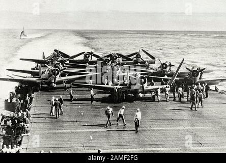 I bombardieri TBD-1 siluro di Torpedo Squadron Sei dispiegano le loro ali sul ponte della USS Enterprise prima di lanciare un attacco contro quattro carr giapponesi Foto Stock