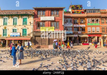 Persone e piccioni al Boudha Stupa a Kathmandu, Nepal Foto Stock