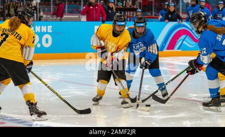 Losanna, Svizzera. 12th gennaio 2020. Concorrenti in azione durante il misto di hockey su ghiaccio NOC 3-on-3 femminile turno preliminare (partita 20; blu contro giallo), durante il giorno 3 dei Giochi Olimpici invernali Giovanile di Losanna 2020, a Vaudoise Aréna. Credito: Iain Mcguinness / Alamy Live News Foto Stock