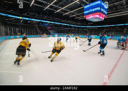 Losanna, Svizzera. 12th gennaio 2020. Concorrenti in azione durante il misto di hockey su ghiaccio NOC 3-on-3 femminile turno preliminare (partita 20; blu contro giallo), durante il giorno 3 dei Giochi Olimpici invernali Giovanile di Losanna 2020, a Vaudoise Aréna. Credito: Iain Mcguinness / Alamy Live News Foto Stock