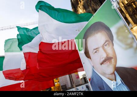 Diverse centinaia di esiliati iraniani dimostrano in una veglia contro il regime di Teheran a Roncalliplatz. Koln, gennaio 11th, 2020 | utilizzo in tutto il mondo Foto Stock