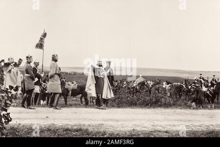 Il Kaiser Wilhelm II segnala un evento di interesse per il British Junior Minister presso l'Ufficio coloniale di Winston Churchill, durante la manovra estiva Foto Stock