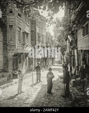 Una scena in un negozio di frutta e verdura su una delle vecchie strade di Istanbul vicino alla Hagia Sophia (Ayasofya), 1912. Foto Stock