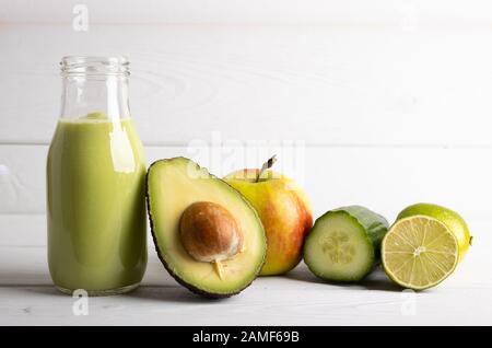 Frullato fatto in casa con i seguenti ingredienti detox avocado, cetriolo, mela e limone. Foto Stock